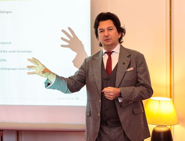 El profesor Alessandro Belluzzo en la ESE de Londres