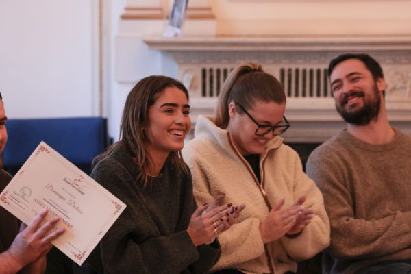 Estudiantes graduados en la ESE de Londres