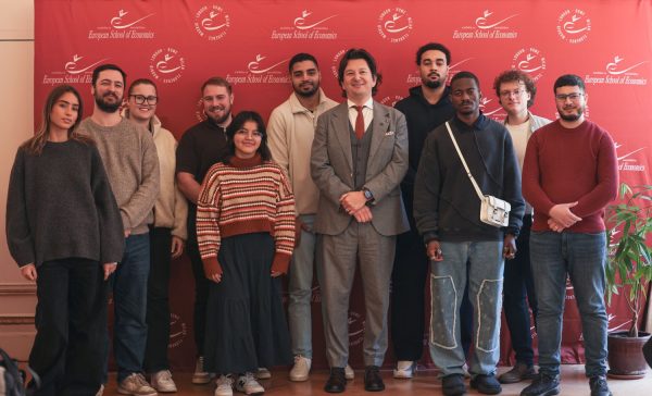 El profesor Alessandro Belluzzo y los alumnos de la ESE de Londres