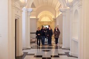Estudiantes de ESE atraviesan un gran pasillo neoclásico en Londres.