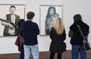 Estudiantes observando las fotografías de Richard Avedon en la galería Gagosian.
