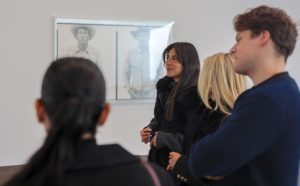 Estudiantes de ESE debaten sobre fotografía contemporánea durante una visita a una galería.