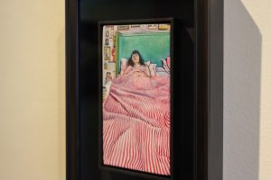 Primer plano de una detallada pintura doméstica de Ishbel Myerscough.