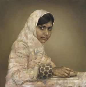 Retrato al óleo de Malala Yousafzai en un escritorio por Jonathan Yeo.