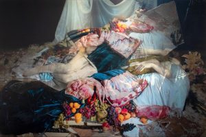 Obra surrealista que combina telas, fruta, carne y figuras humanas.