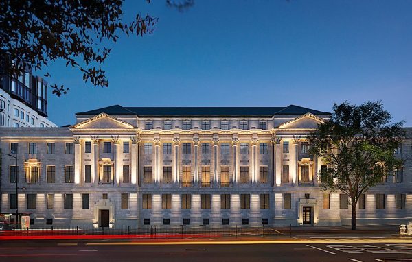 Exterior de Town Hall by Bottaccio en Londres de noche.