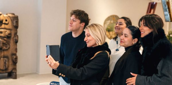 Virginia Damtsa y estudiantes de ESE tomándose una foto de grupo en una galería.