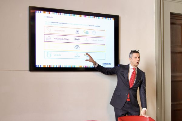 Leonardo Bagnoli presentando el portafolio de marcas de Sammontana en una conferencia en ESE Florencia