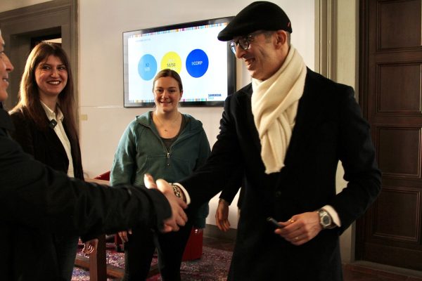 Leonardo Bagnoli saludando a estudiantes de ESE Florencia tras su conferencia sobre empresa familiar