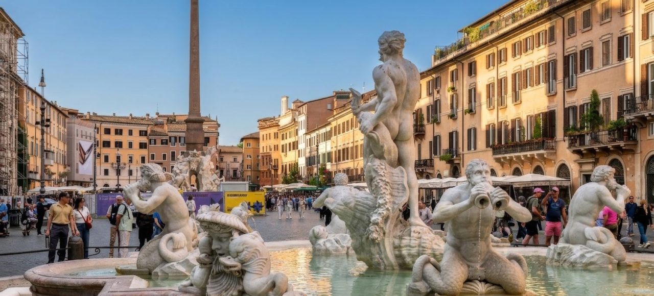 Fontana del Moro in Piazza Navona a Roma con l'obelisco sullo sfondo.