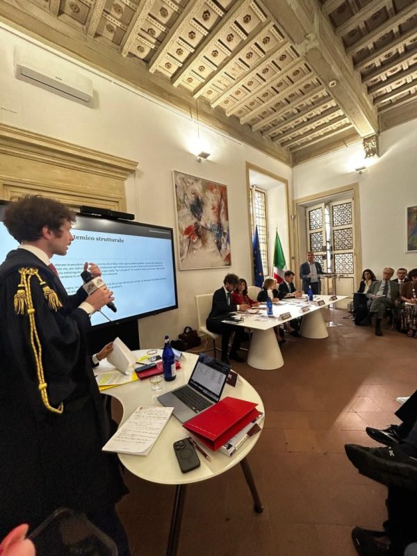Rappresentazione del verdetto di assoluzione dell'Intelligenza Artificiale al termine del processo simulato.