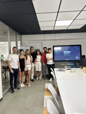 Estudiantes y mentores durante el taller de emprendimiento